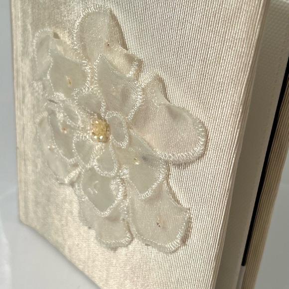 Special Occasion Pleated Satin Photo Album with Organza Flower Appliqué NEW - Picture 3 of 10